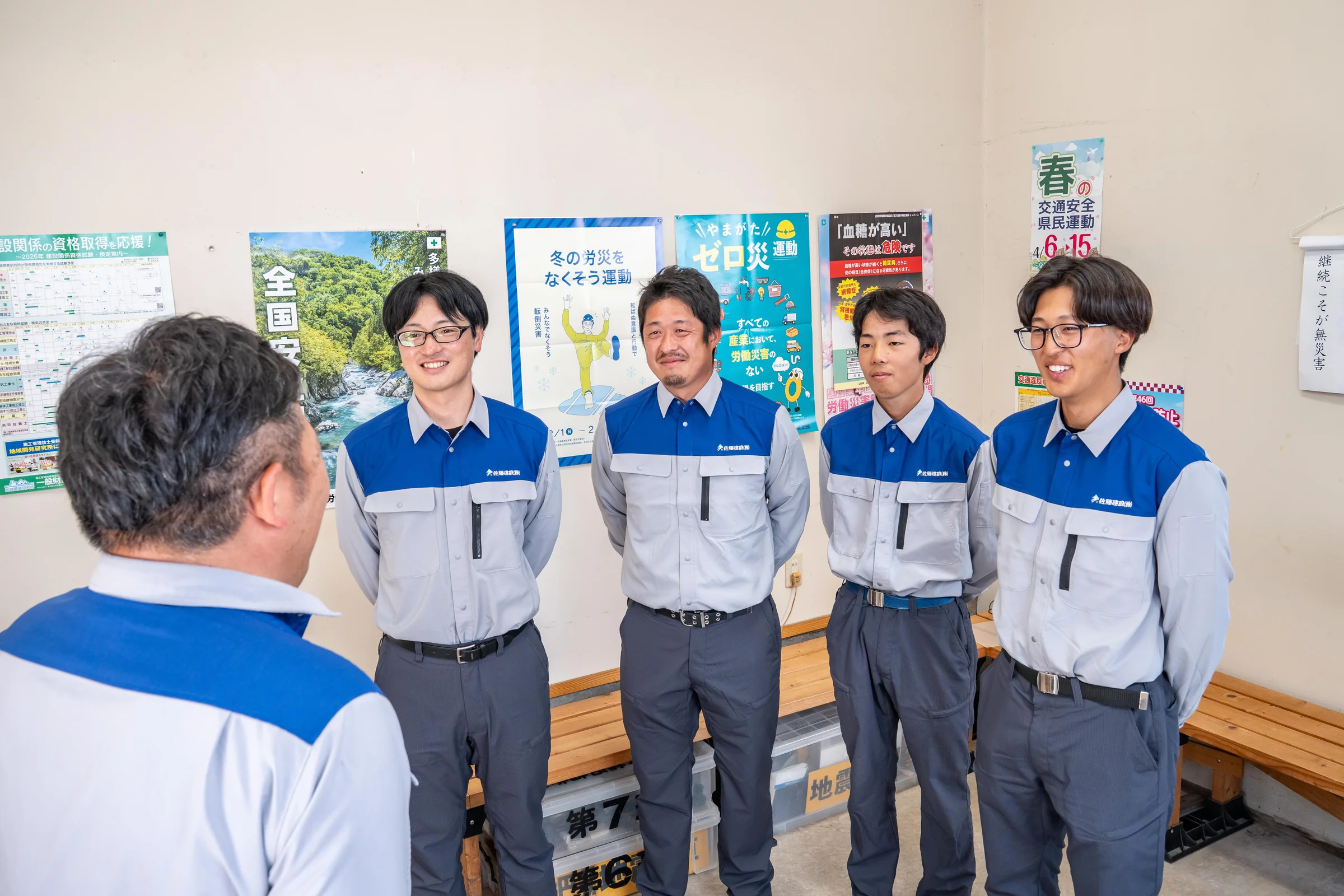 現場で働く若手社員と施工現場