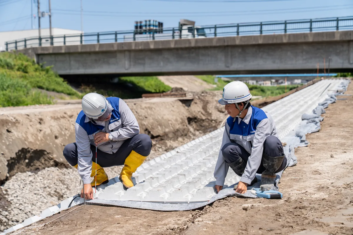 先輩社員から学ぶイメージ